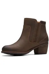 Clarks Boots Neva Zip in Taupe Leather