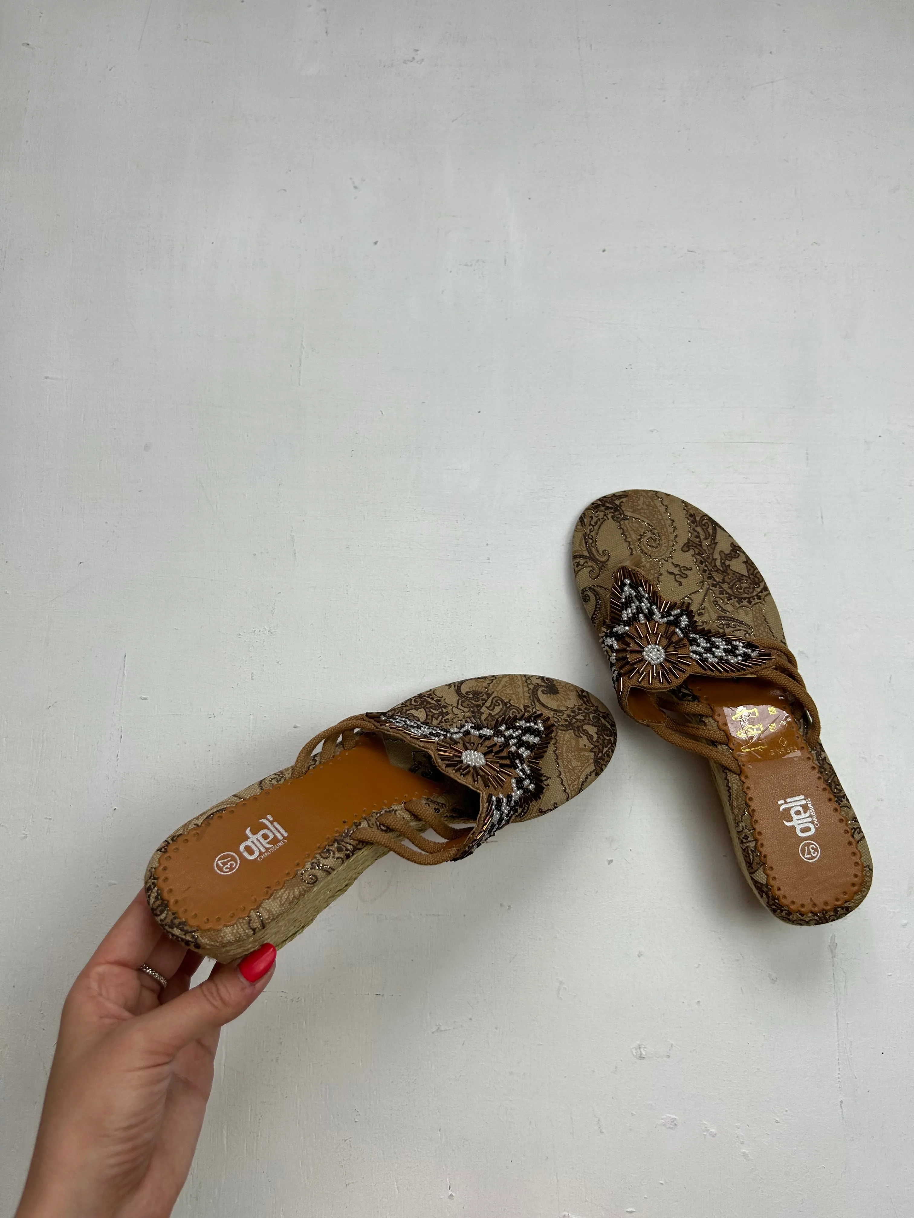 Pearls camel brown platforms flip flop sandales y2k vintage (37)